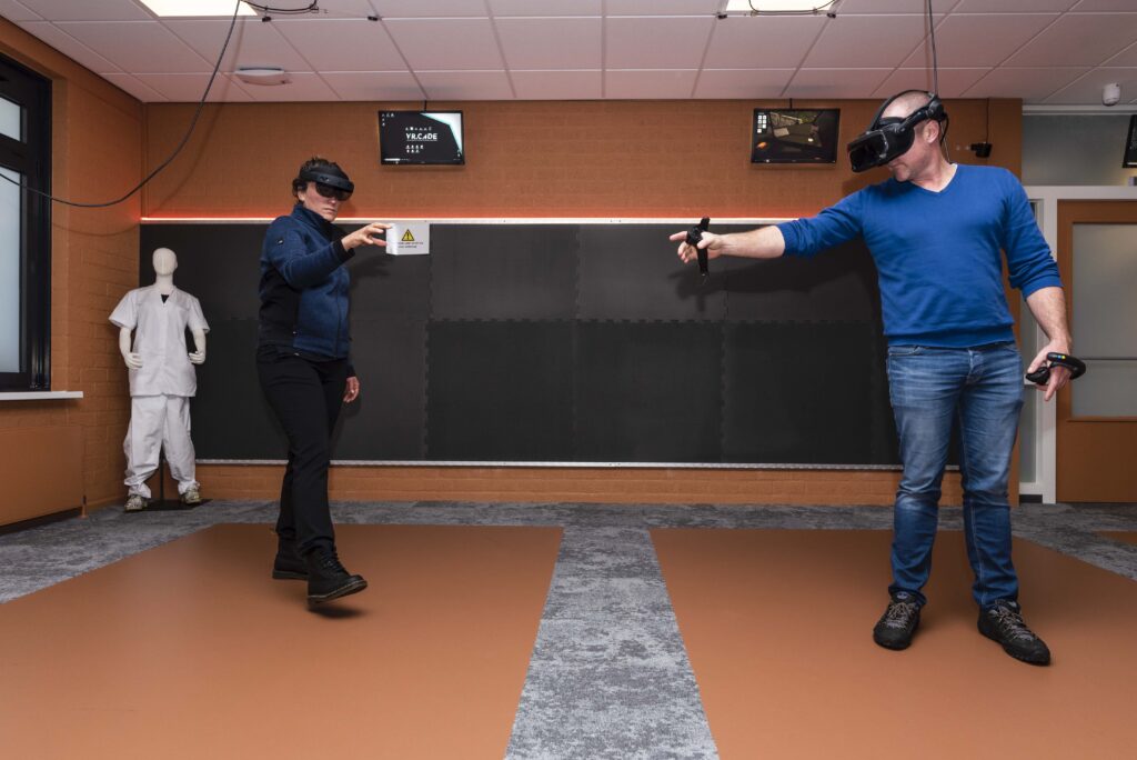 Tiener Die Pret Met Virtuele Werkelijkheid Hebben Die Vr 3d Hoofdtelefoon Met Behulp Van Stock Tiener Die Pret Met Virtuele Werkelijkheid Hebben Die Vr 3d Hoofdtelefoon Met Behulp Van Stock