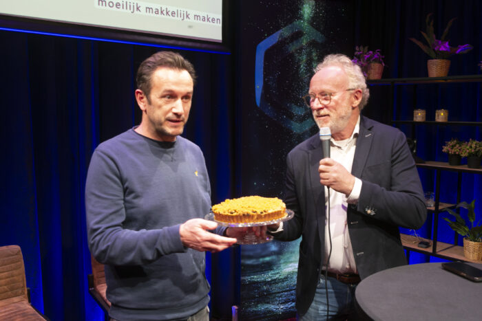Impactmaker Gerwin Tromp ontvangt de gouden appeltaart van Wethouder Maarten Reckman