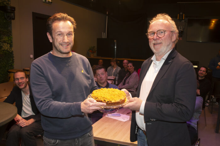 Impactmaker Gerwin Tromp ontvangt de gouden appeltaart van Wethouder Maarten Reckman